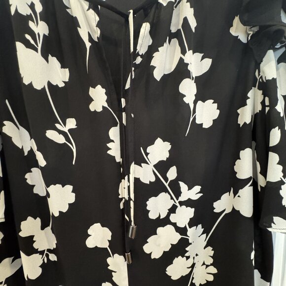 Ann Taylor Black & White Floral Short Flutter Sleeve Tassel Tie Blouse M Ruffle - Picture 8 of 9